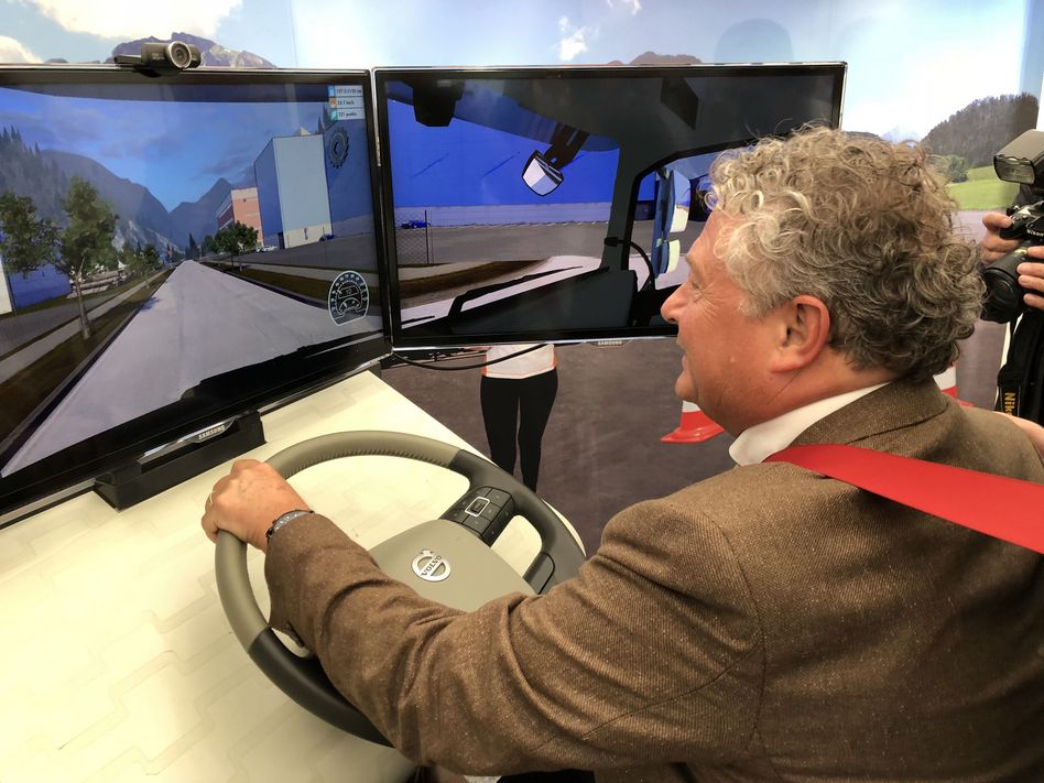 Neuer Job als LKW-Fahrer für den Landamman Dr. Andrea Bettiga, wenn auch nur am Simulator