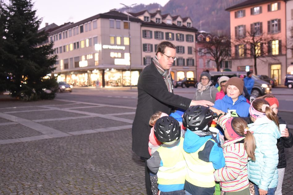 Gemeindepräsident Christian Marti startet mit Hilfe von Kindern die Weihnachtsbeleuchtung in Glarus (Bilder: j.huber)