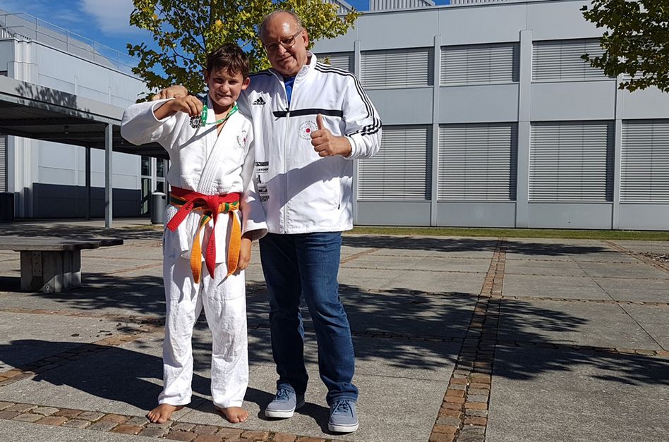 Silbermedaillengewinner, U15-Kadermitglied Marco Heussi, Mollis, mit seinem Trainer Mimmo Nicoletti (Bild: zvg)