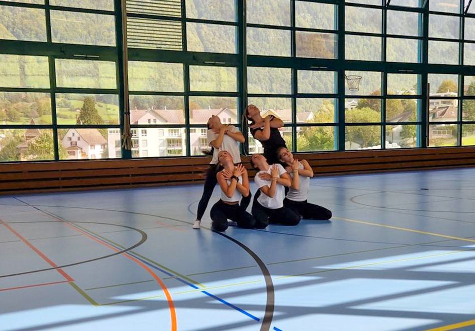 Die Teilnehmerinnen des Gymnastik-Workshops bei Ihrer Choreo (Bild: zvg)