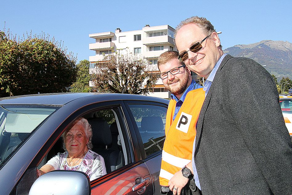 Polizist Markus Fritschi und Markus Hermes vom Blindenbund hielten die Fahrzeuge auf und informierten über die Aktion. Diese 90-jährige Frau hat den Test glänzend bestanden.