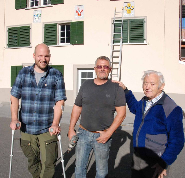 Gruppenfoto vor dem Rathaus, von links Polier Sandro Schnyder(an Krücken), Roland Ziegler und Ernst Fischli