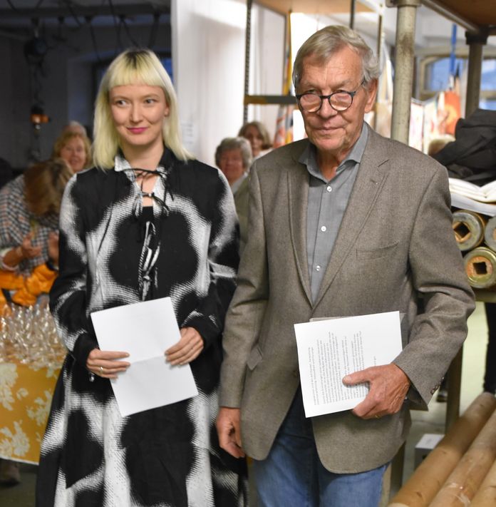 Gastgeber, Georg Müller, Präsident der Gesellschaft Freunde des Freulerpalastes, und die Designerin Mara Danz (Bilder: martin c.mächler)