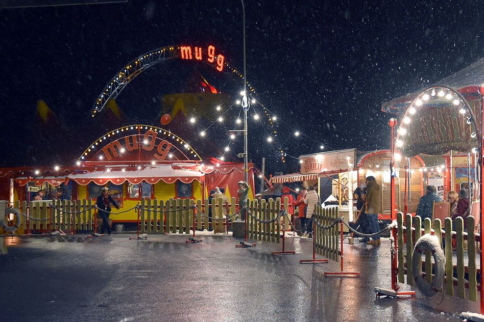 Leichter Schneefall begleitet die Gäte ins feierliche Zirkuszelt (Bilder: martin c.mächler)