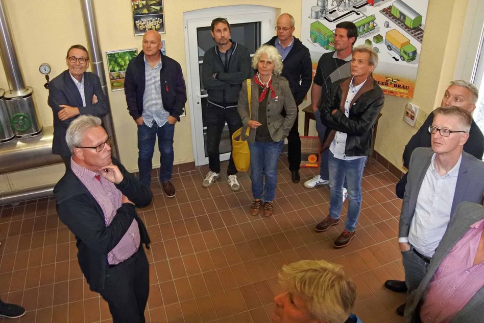 Roland Oeschger, Geschäftsführer der Brauerei Adler erläutert den Landsgemeindegästen die Kunst des Brauens