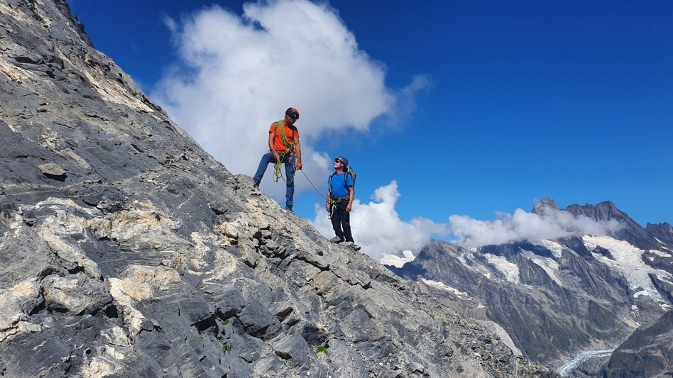 Mit den Bergführern Hansueli Rhyner und André Reithebuch unterwegs am Mittellegigrat am Eiger. (Bilder zvg)