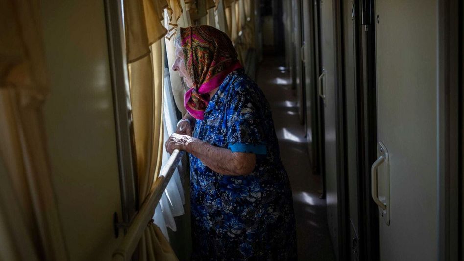 Eine ältere Frau aus Lysychansk schaut aus dem Fenster eines Evakuierungszugs in Pokrovsk im Osten der Ukraine • (Foto: Keystone-SDA)