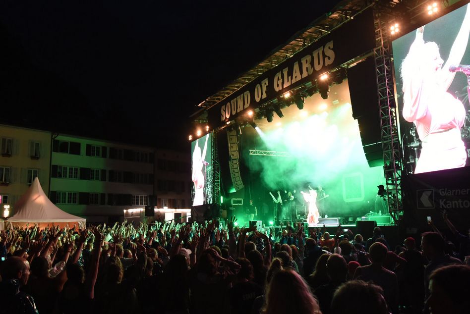 Stürmische Schlager-Party in Glarus