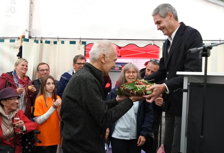 René Chastonay, VR-Präsident der Alters- und Wohnheime Glarus (rechts) bedankt sich bei Marco Henseler für seinen unermüdlichen Einsatz (Bilder: hasp)
