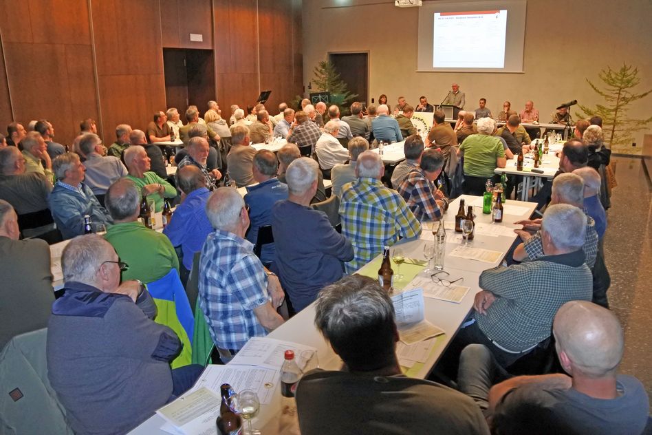 Rund 100 Mitglieder und Gäste nahmen an der HV 2023 im Panoramasaal der Lintharena SGU teil