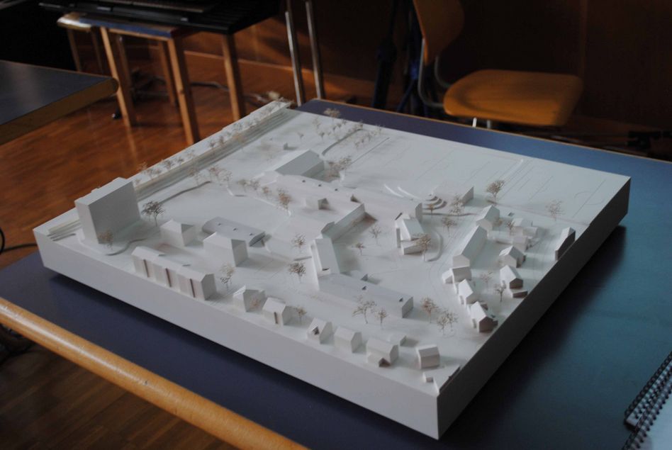 Das Modell der Architekten zeigt die geplanten Neubauten auf dem Areal des Schulhauses Linth-Escher. (Bilder: a.lombardi) Verschiedene aufgehängte Baupläne am Informationsanlass informierten über die Neubauten. Manuel Gross vom KNTXT Architekten GmbH in Zürich stellte die Projektstudie vor.