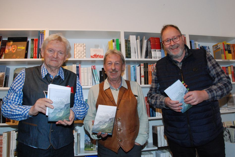(von links) Mitautor Fridolin «Osterhazy» Hauser, Steve Nann von der Academia glaronensis und Lektor Fridolin Jakober (Bilder: hasp)