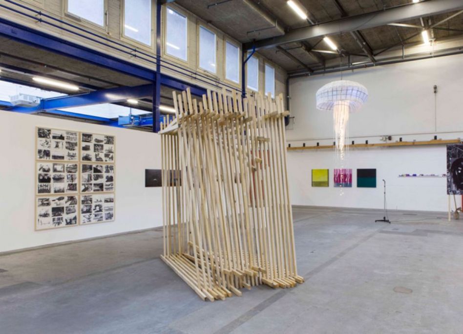 Blick in die Ausstellung Kunstschaffen Glarus 2018. Im Vordergrund: Martin Stützle, situ 061218, 2018 (Bild: zvg)
