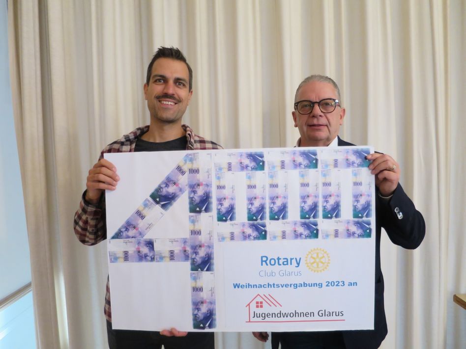 Toni Rogenmoser (links), Leiter Jugendwohnen, erhält vom Rotary-Präsidenten Bernhard Messmer die Spende. (zvg)