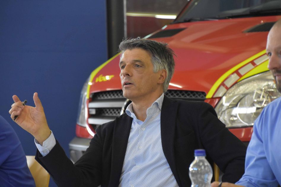Hanseuli Leisinger, Vorsitzender der Geschäftsleitung der glarnerSach bei seinen Informationen im Feuerwehrgebäude Glarus