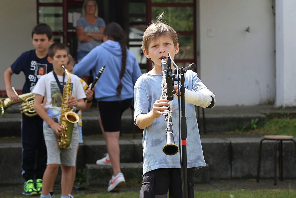 In verschiedenen Formationen und mit viel Leidenschaft tragen die jungen Musikerinnen und Musiker ihr Können vor. (Bilder: yvg)