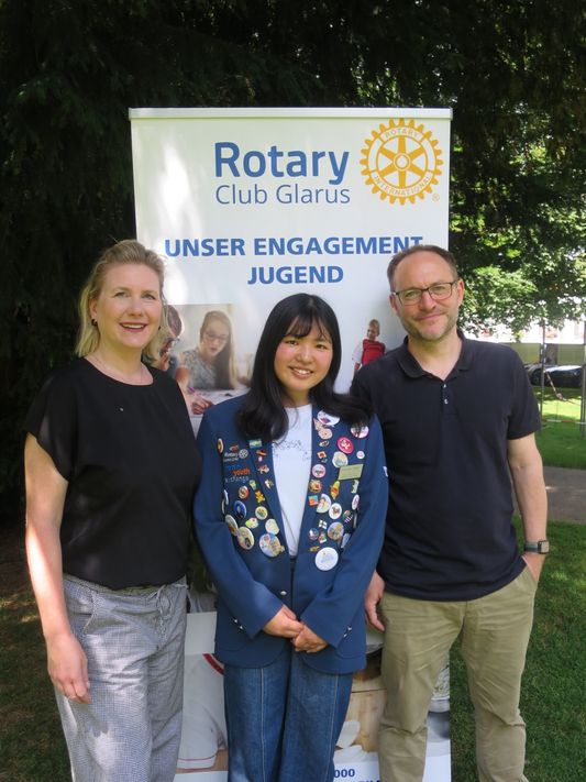 Rotarierin Simone Eisenbart und Rotarier Jürg Wickihalder, Verantwortliche Jugenddienst, Fukiko Ohki (Mitte) (Bilder: john trümpy)
