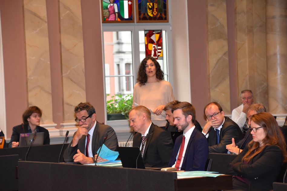 Cinia Schriber vertritt als Kommissions-präsidentin die Erhöhung der Härtefall-Finanzierung. (Bilder: e.huber)
