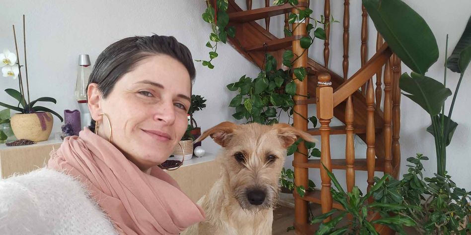 Deborah Hernandez in ihrer schmucken Wohnung mit ihrer treuen Begleiterin Hündin «Aira» (Bilder: