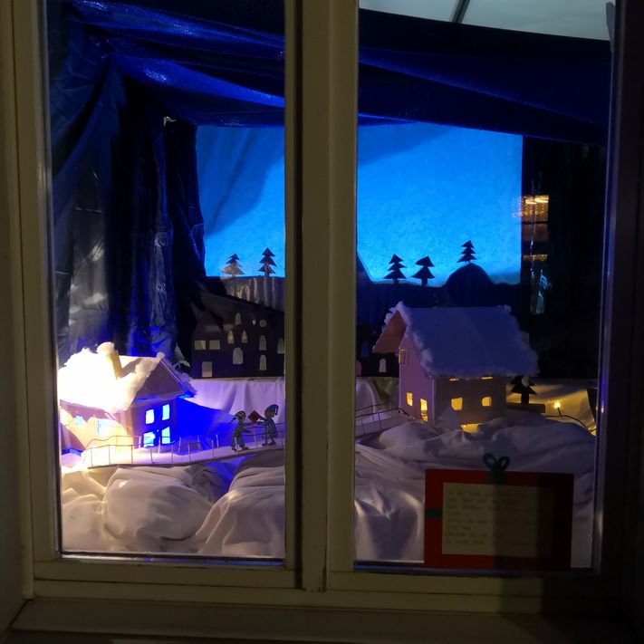 Weihnachtsfenster im Schulhaus Riedern (Bilder: zvg)