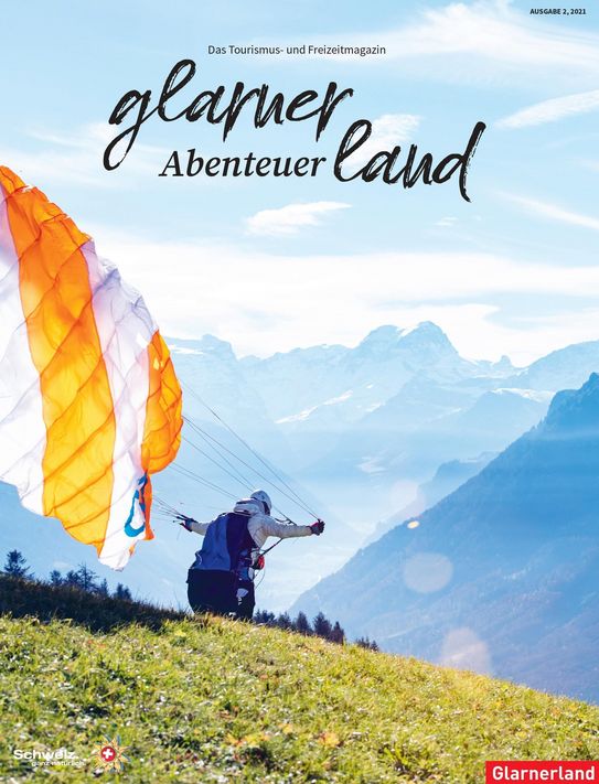 Gleitschirmfliegen und Berge erklimmen: Im neuen Glarnerland Magazin dreht sich alles ums Abenteuer.