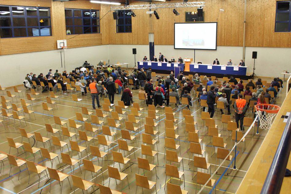 Die Sporthalle in Schwanden ermöglicht die Einhaltung der BAG-Vorschriften und hätte locker auch die doppelte Menge Teilnehmer aufnehmen können.