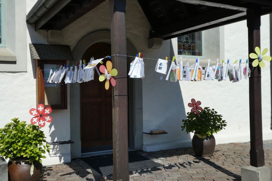 Das geschmückte Kirchenportal Mühlehorn mit der Geschichte zum abholen zu Pfingsten. (Foto Gret Menzi)
