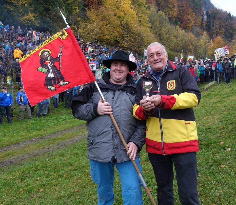Silvio Freitag begleitete Hans Simoni mit dem Banner zur Preisübergabe. (Bilder: s.ruoss) Das Stadtschützen-Team auf dem Rütli erreichten den tollen 13. Rang.