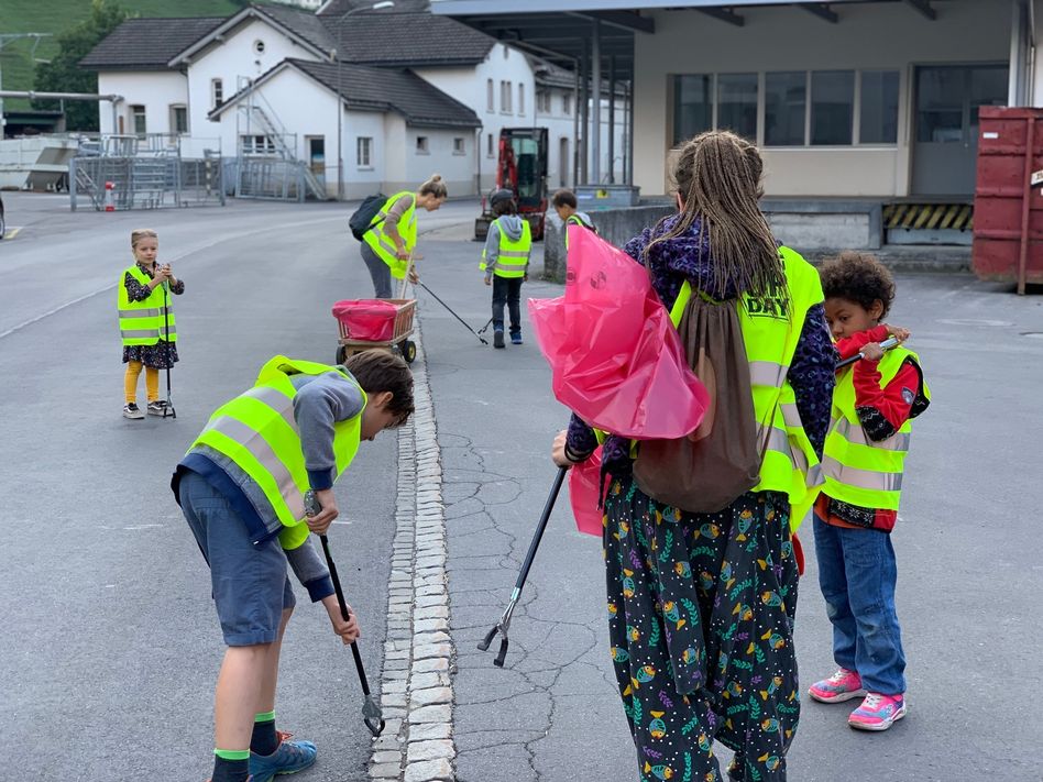 Fleissige Teilnehmende des Clean Up Day 2020 in der Gemeinde Glarus (Bild: zvg)