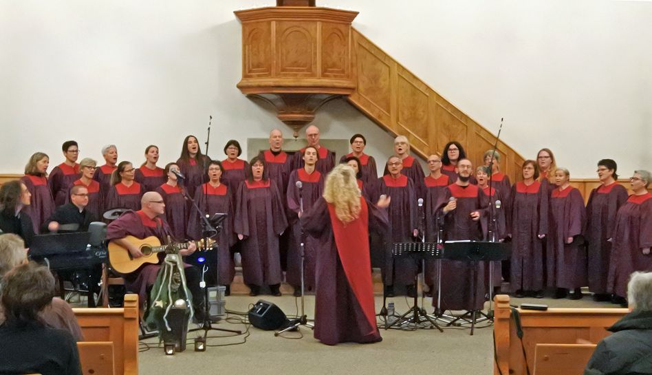 Impressionen vom Jahreskonzert der Glarner Inspirational Singers in der Reformierten Kirche in Netstal (Bilder: hasp)