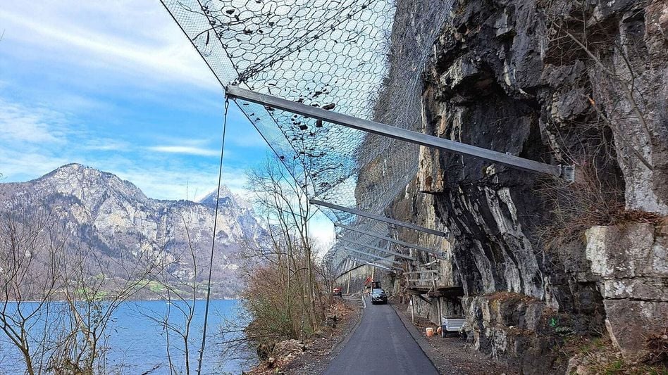 Auf dem Radweg zwischen Gäsi und Mühlehorn wurde kürzlich ein Steinschlagschutznetz erstellt •( Foto: zvg)