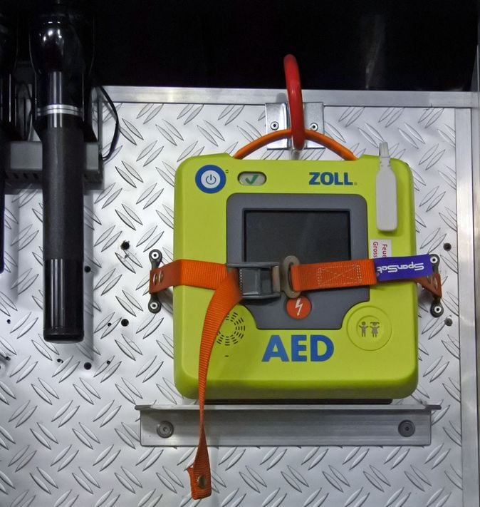 Defibrillator, eingebaut im TLF der Feuerwehr Glarus Süd