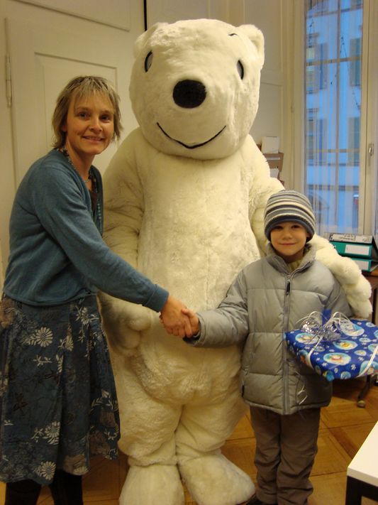 Strahlend nimmt der Gewinner Gregor Sulser aus Niederurnen seinen Preis vom Eisbären Lars entgegen