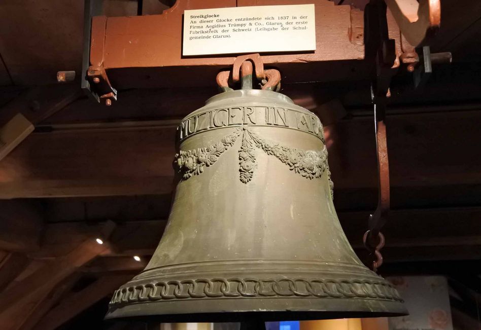 Das Original der Streikglocke. Diese Glocke hatte den ersten Streik in Europa zum Gegenstand, der in der bekannten Kattun-Druckerei der Egidius Trümpy «auf dem Schloss» zu Glarus stattgefunden haben soll.