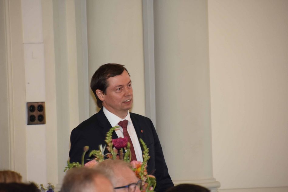 Der neugewählgte Landratspräsident Peter Rothlin betritt den Landratsaal (Bilder: e.huber)