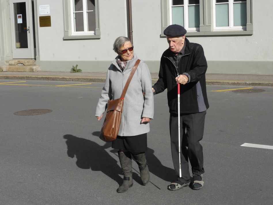 Liebevoll begleitet Brigitte Marthy ihren Mann Klaus
