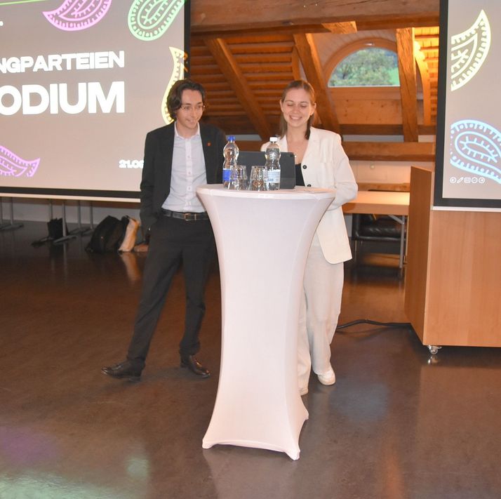 Moderatoren des Podiums Nadine Leuzinger und Ivo Oertli