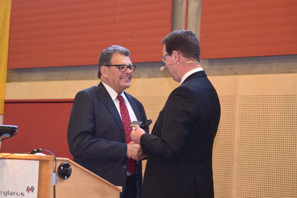 Gemeindepräsident Christian Marti und Gemeinderat Roland Schubiger wurden an ihrer letzten Gemeindeversammlung verabschiedet und geehrt. (Bilder: jhuber)