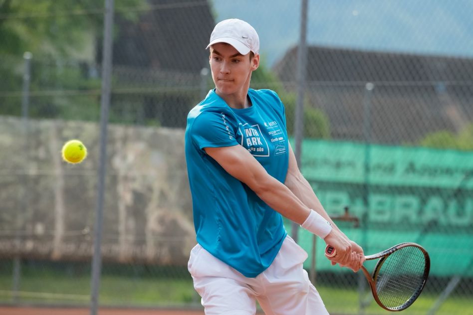 Der Schwandner Tennisspieler Roman Glarner, nimmt auch in diesem Jahr wieder am Tennis Open teil (Bild: zvg)