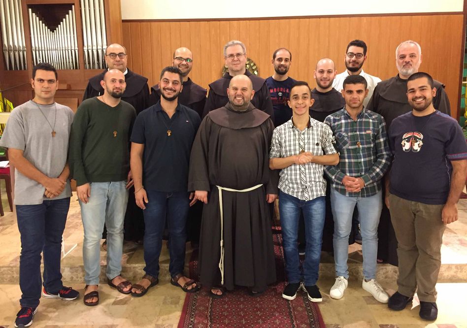 Brüder und Novizen des Klosters freuen sich