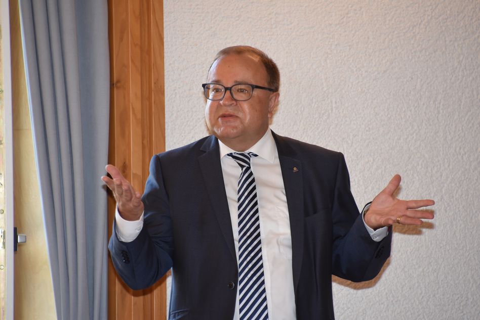 Martin Leutenegger, VR-Präsident, bei seinen Erklärungen zum Geschäftsbericht der Glarner Kantonalbank