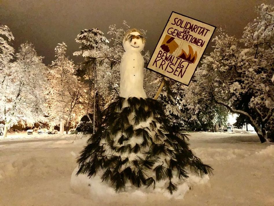Schneefrau demonstriert in Glarus für Klimagerechtigkeit (Bilder: zvg)