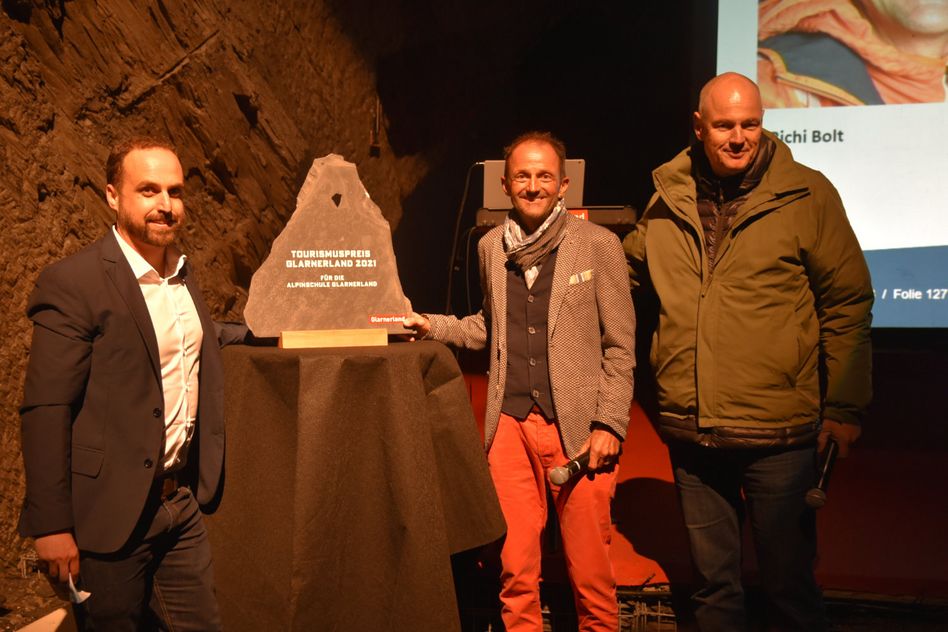 Der erste Tourismuspreis geht an die Alpinschule Glarnerland mit Richi Bolt (Mitte), überreicht von Fridolin Hösli (links) und Manuel Rickenbacher (rechts.)