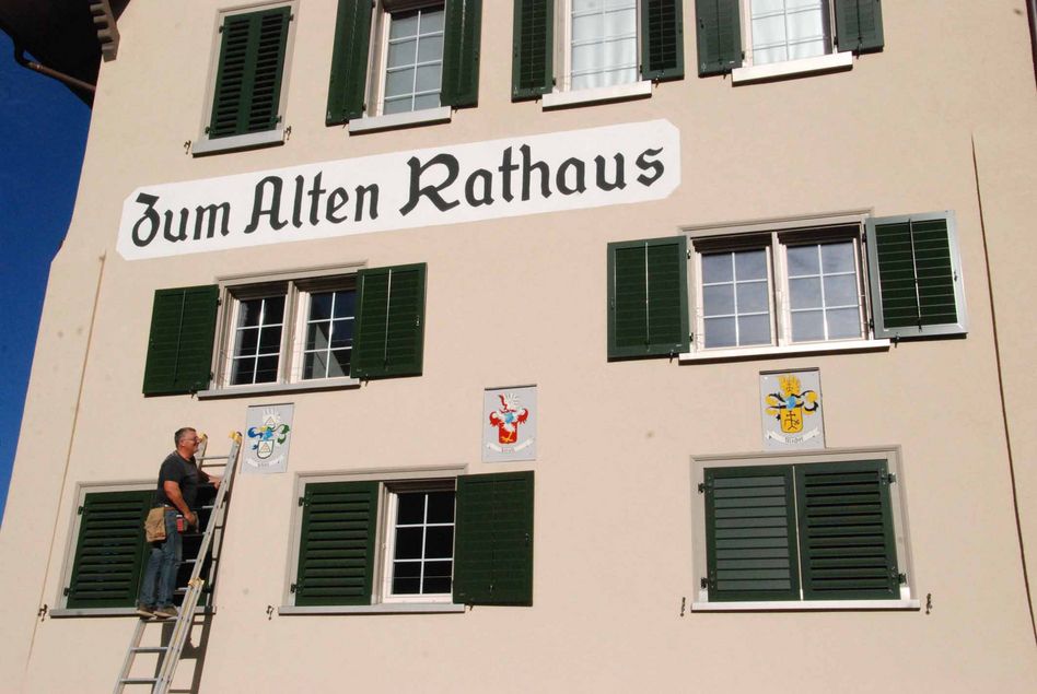 Roland Ziegler von der Bau Top AG beim Installieren der Wappen am «Alten Rathaus» (Bilder: hasp)