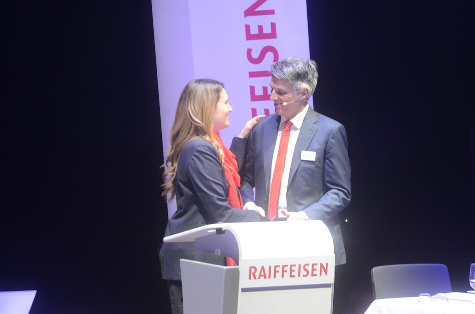 VR-Vizepräsidentin Liliane Streiff bedankt sich bei Hansueli Leisinger für seinen langjährigen und erfolgreichen Einsatz für die Bank