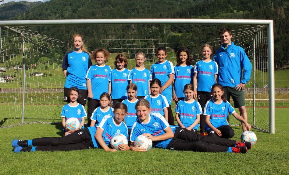 Die Mädchen FF12 des FC Schwanden präsentieren stolz ihre neuen Trainingssets, gesponsert von STRABAG AG, Niederurnen. (Bild: zvg)