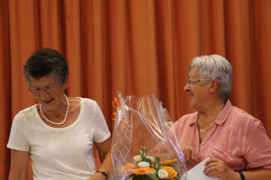 Die demissionierende Vizepräsidentin Anita Rhyner erhielt von Ruth Tüscher ein verdientes Präsent