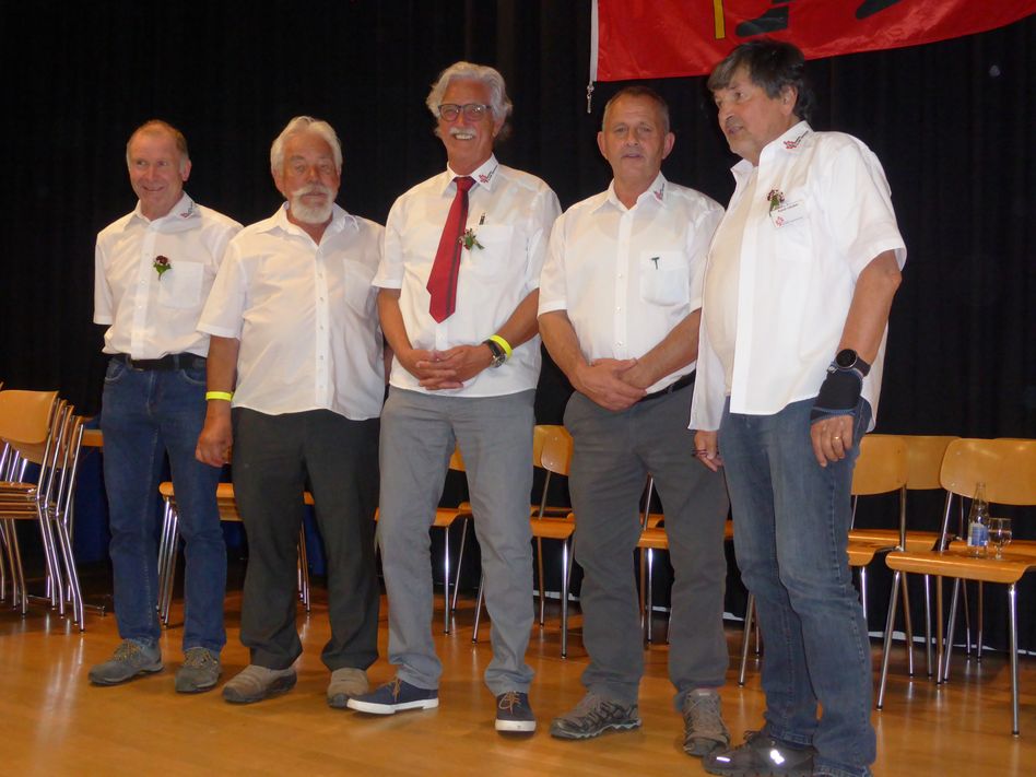 Die Arbeit geht der Obmannschaft nicht aus (von links): Jakob Kamm, Aktuar; Willy Bissig, Etatführer; Kaspar Elmer, Obmann; Jakob Schnyder, Vize-Obmann; Ruedi Jakober, Kassier