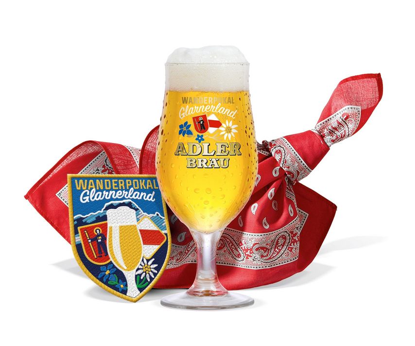 Das Finisher-Kit enthält ein eigens kreiertes Bierglas – den Wanderpokal Glarnerland – einen exklusiven Aufnäher, ein original Glarner Tüechli und ein Bier aus der Brauerei Adler in Schwanden (zvg)