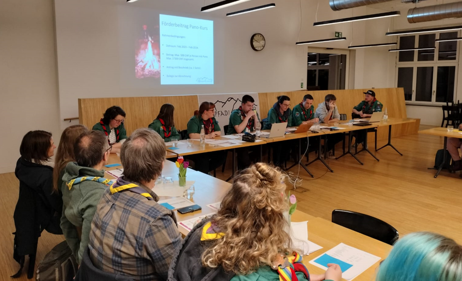 Die kantonale Leitung (der Vorstand) stellt den Delegierten der Pfadiabteilungen die vergangenen und künftigen Aktivitäten der Pfadi im Kanton Glarus vor. (:Bildwr: (Bild von Janek Nawrocki v/o Beluga)